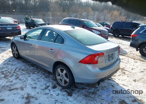 2013 Volvo S60 T5 z USA, uszkodzony, nr VIN YV1612FH9D2197951